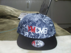 Sapca snapback ymcmb bleumarin scris rosu alb reglabila foto