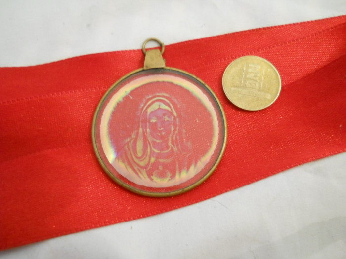 Finut si Vechi Medalion cu tematica religioasa Lucrat Manual pe Sticla de Efect