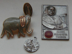 Lot de 4 piese : Mama Genoveva,medalion Isus,insigna Fecioara Maria si o brosa elefant, stare perfecta, de colectie ! foto