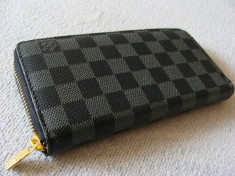 PORTMONEU LV LOUIS VUITTON GRI CU NEGRU IN PATRATELE 1 FERMOAR MODEL 2015 foto