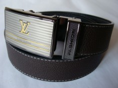 Curea LOUIS VUITTON LV marou inchis cu cusatura alba cu catarama automata foto