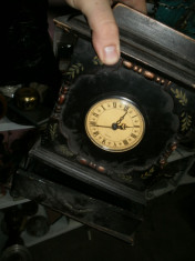 ceas de birou vechi in suport de lemn foto