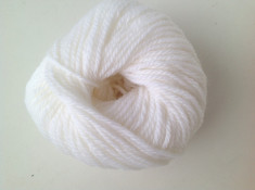 Fir de tricotat sau crosetat , moale , catifelat , lana 50% ,alb lapte foto