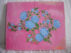 Tablou-flori albastre pe fond roz. foto