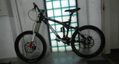 Bicicleta MTB downhill UMF foto