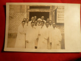Fotografie veche- Carte Postala -Doctori in fata spitalului -Germania
