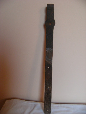 Balamaua confectionata manual din fier prin batere la cald, provine de la poarta unei case vechi taranesti de sec. XIX ! foto