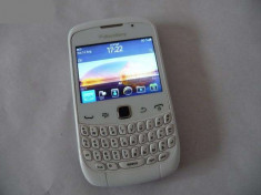 BLACKBERRY 9300 NOI LA CUTIE alb foto