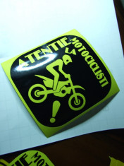 Sticker,abtibild &amp;quot;ATENTIE LA MOTOCICLISTI&amp;quot; model CROSS 1 + CADOU foto