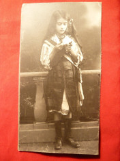 Fotografie veche - Fetita in Costum Popular inc.sec.XX ,7,1x13,1 cm foto
