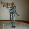 Miniatura statueta trompetist bronz masiv lucrata manual monogramata