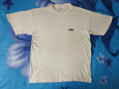 Tricou Tommy Hilfiger; 57 cm bust, 64 cm lungime, 53.5 cm intre umeri foto