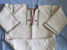 camasa femeiasca de costum popular cusuta manual pe panza de canepa in bucovina foto