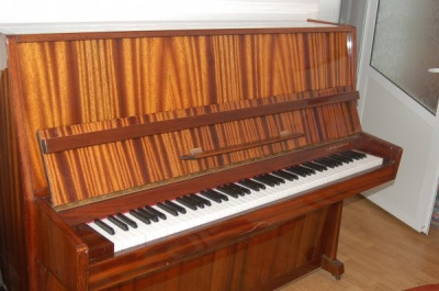 Vanzare pianina Ukraina, stare foarte buna de functionare. foto