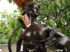 DIANA-ZEITA VANATORII,STATUETA DE BRONZ foto