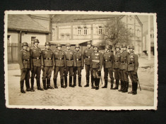 Foto militara veche originala, ofiteri si subofiteri germani de WH, decorati, echipati cu casti de otel si in tinuta de serviciu, din perioada WW2. foto