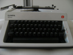 Masina de scris, de colectie , marca Olympia International- Monica, perfect functionala, vine cu tot cu geanta. foto