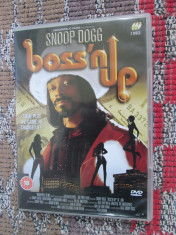 SNOOP DOGG - BOSS &amp;#039; N UP - film DVD + 1 CD BONUS (original din ANGLIA, Ca nou!!) foto