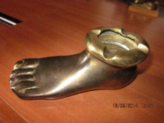 Scrumiera veche, olandeza, masiva din bronz ,in forma de picior foto