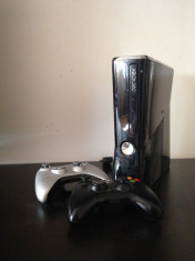 Xbox 360 Slim, 250 GB, 2 controllere +6 jocuri foto