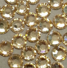 Strasuri 100 buc Crystale pentru decorarea unghiilor naturale sau false de 2 mm culoare Aurii Light foto