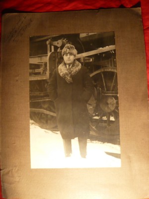 Fotografie veche Romania - Barbat langa o Locomotiva , 14,5 x 22,2 cm foto