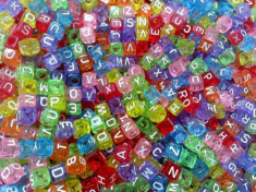 Margele plastic color transparente, litere alfabet mix (fiecare litera de minim 2 ori), cub, 6 mm, 100 buc - (transport 3 Lei la plata in avans) foto