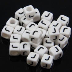 100 buc Margele plastic acril, alfabet, albe, litera J, forma de cub, 6 mm foto