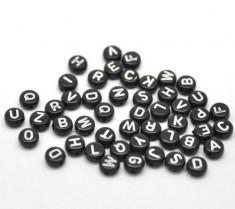 100 buc Margele plastic negre, litere alfabet mix, forma rotunda, 7 x 4 mm foto
