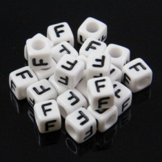 100 buc Margele plastic acril, alfabet, albe, litera F, forma de cub, 6 mm foto