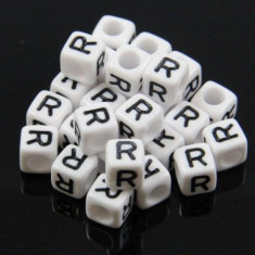 100 buc Margele plastic acril, alfabet, albe, litera R, forma de cub, 6 mm foto