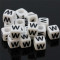 100 buc Margele plastic acril, alfabet, albe, litera W, forma de cub, 6 mm