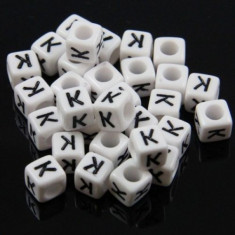 100 buc Margele plastic acril, alfabet, albe, litera K, forma de cub, 6 mm foto