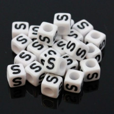 100 buc Margele plastic acril, alfabet, albe, litera S, forma de cub, 6 mm foto