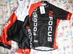 echipament ciclism focus red set pantaloni cu bretele tricou jersey bib foto
