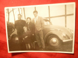 Fotografie interbelica - Familie germana cu automobil Wolkswagen