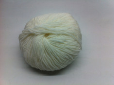 Fir de tricotat sau crosetat , Lana 100% baby merinos , foarte moale si catifelata , alb lapte foto