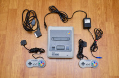 Super Nintendo SNES - complet,cu 2 manete.Are cablu video RGB pentru o imagine de doua ori mai buna ca cea standard.Vedeti pozele! foto