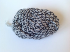 Fir de tricotat sau crosetat Lana 50% , moale , catifelata , gri cu fir negru de efect foto