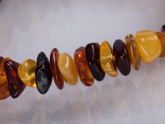 Margele din chihlimbar baltic cu chipsuri de diferite culori foto