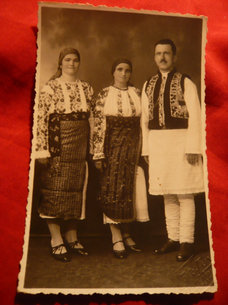 Fotografie interbelica- Fam. Tarani in Costume Populare | Okazii.ro
