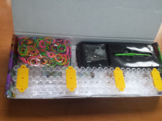 Kit LOOM BANDS - Bratari silicon. Instructiuni, Suport de lucru, 600 elastice multicolore, Inchizatori, Croseta. Super oferta!! foto