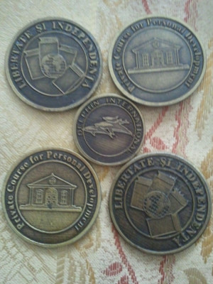Lot 5 medalii IDENTICE Libertate si independenta, 4 mari si una mica, taxele postale zero roni, 100 roni lotul foto