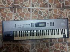 orga sinetizator KORG workstation model N364 arata ca in poze cu doua clepe sparte si carcasa sparta dar functioneaza perfect (si prin posta) foto