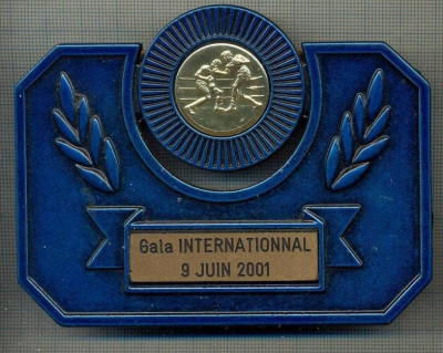 ATAM2001 MEDALIE 470 - PLACHETA -SPORTIVA - BOX - GALA INTERNATIONNAL - 9 JUIN 2001 -INTERESANTA DE EXPUS PE BIROU-starea care se vede foto