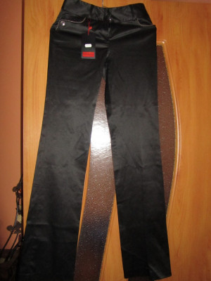 Pantaloni luciosi negri noi! foto