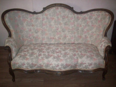 Sofa veche din a doua jumatate a sec.XIX.A fost restaurata de un adevarat mester. foto