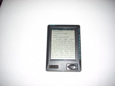 Book-reader JetBook-Lite care se alimenteaza cu 4 acumulatoare R6. foto