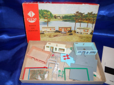 Diorama VERO, pentru construit 3 casute de vacanta.Scara TT 711/778.Made in GDR. Anul 1974.(Cutie de constructii veche,Joc de colectie vechi) foto