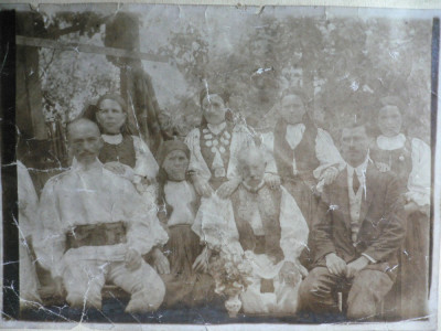 FOTOGRAFIE VECHE - FAMILIE NUMEROASA IN FRUMOASE COSTUME TRADITIONALE foto